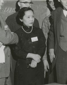 Chien-Shiung Wu, apodada «primera Dama de la FÃsica», ella realizó, junto a Tsung-Dao Lee y Chen Ning Yang el experimento que lleva su nombre y es conocido como «Experimento de Wu», que contradecÃa la ley hipotética de la conservación de la paridad. Por este descubrimiento sus colegas ganaron el Premio Nobel de FÃsica de 1957, pero a ella no se lo otorgaron ya que era mujer.
