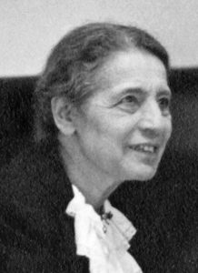 Elise Meitner. En 1938 descubrió, junto a Otto Hahn, la fisión nuclear. Para ello bombardearon uranio con neutrones que provocaron la ruptura del núcleo de uranio en dos y la emisión de una gran cantidad de energÃa. Por este hecho le concedieron a Hahn el Premio Nobel de FÃsica en 1944. Sin embargo, al ser mujer, ella no recibió el galardón. ¡Estuvo nominada al Premio Nobel de QuÃmica en 19 ocasiones y al de FÃsica en 29! Nunca fue reconocida. Fuente: https://es.wikipedia.org/ Estas imágenes fueron tomadas de The Commons de Flickr.